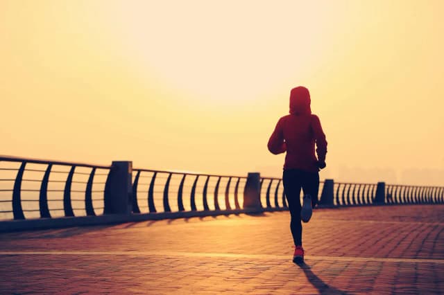 Kiedy lepiej biegać rano czy wieczorem? Odkryj najważniejsze różnice Kiedy lepiej biegać rano czy wieczorem? Odkryj najważniejsze różnice